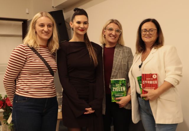 3 kobiety pozują do zdjęcia z autorką