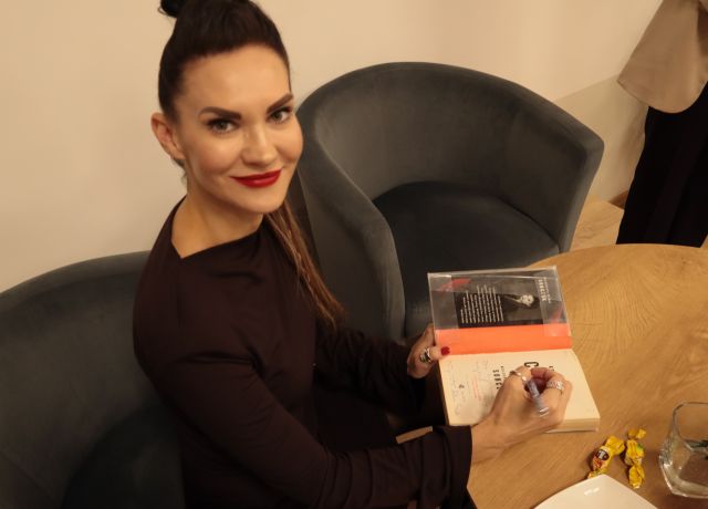 autorka z książką pozuje do zdjęcia