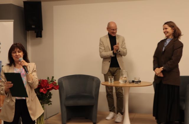 dyrekotrka biblioteki przedstawia dr i dziennikarkę