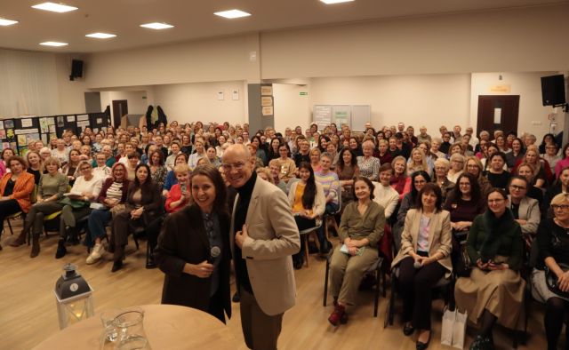 dr i dziennikarka pozują do zdjęcia z publicznością