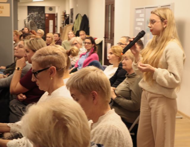 uczestnicy spotkania czekają w kolejce po podpis