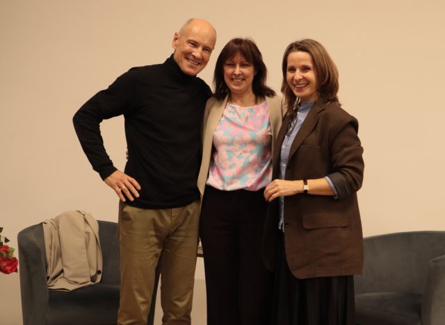 dyrekotrka biblioteki pozuje do zdjęcia w objęciach z doktorem i dziennikarką