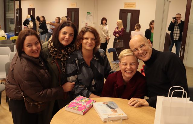 4 kobiety pozują do zdjęcia z doktorem