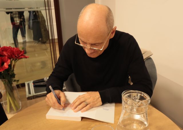 doktor podpisuje swoją książkę