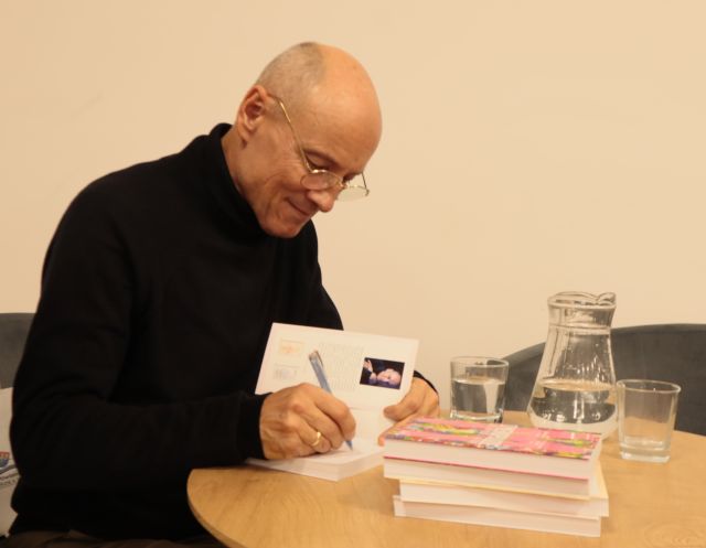 doktor podpisuje książkę