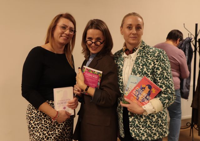 2 kobiety pozują do zdjęcia z dziennikarką