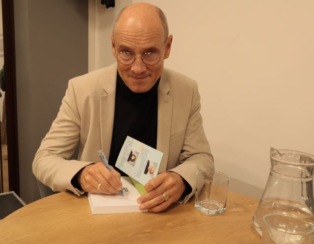 doktor podpisuje swoją książkę