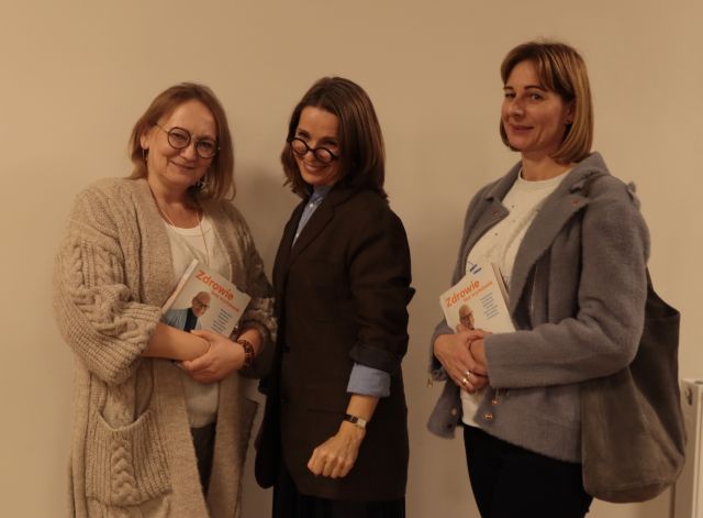 2 kobiety pozują do zdjęcia z dziennikarką