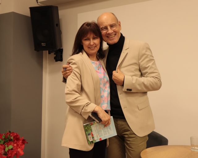 dyrektorka biblioteki w objęciach doktora