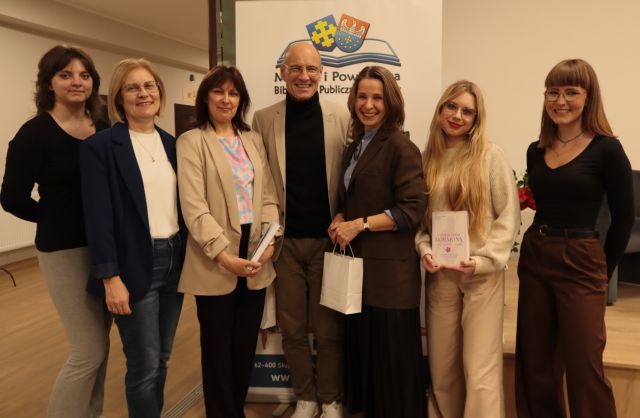 5 bibliotekarek pozuje do zdjęcia z doktorem i dziennikarką