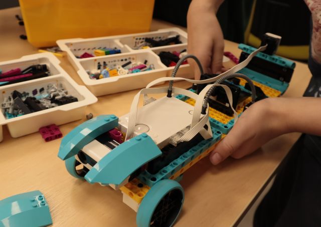 pojazd złożony z klocków Lego Spike Prime