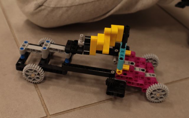 pojazd złożony z klocków Lego Spike Prime