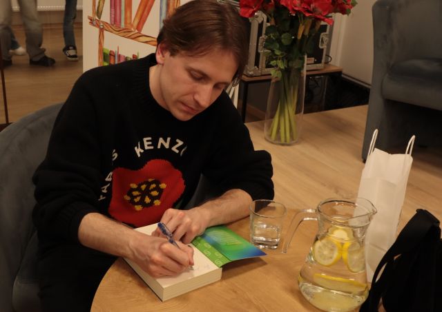 Marcin Kruszewski podpisuje książkę