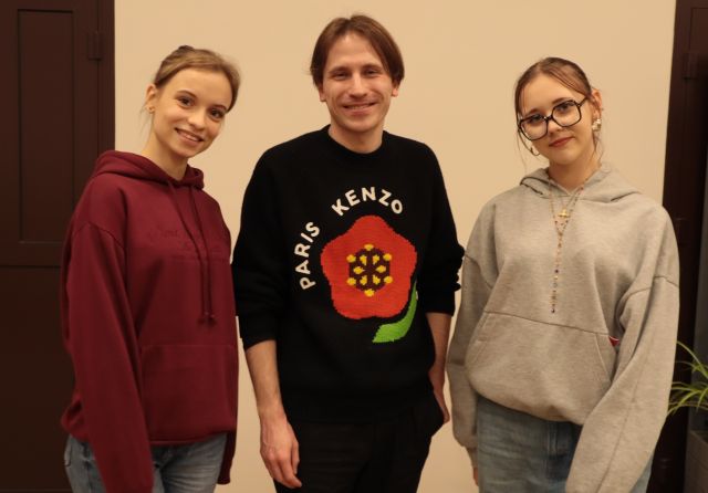 dwie dziewczyny pozują do zdjęcia z Marcinem Kruszewskim
