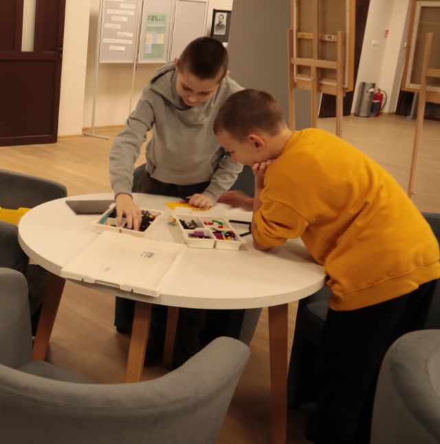 dwóch chłopców układa klocki LEGO