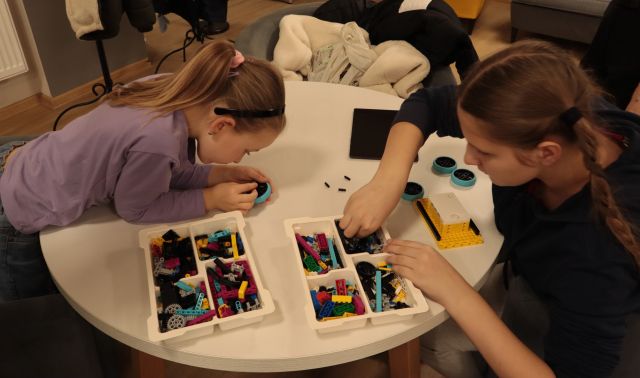 dwie dziewczynki układają klocki LEGO