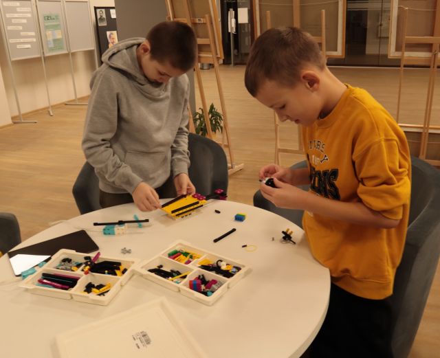 dwóch chłopców układa klocki LEGO