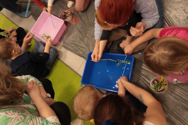 dzieci wyławiają wężykami przedmioty z miski