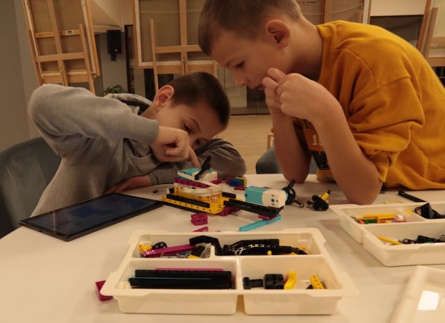 dwóch chłopców układa klocki LEGO