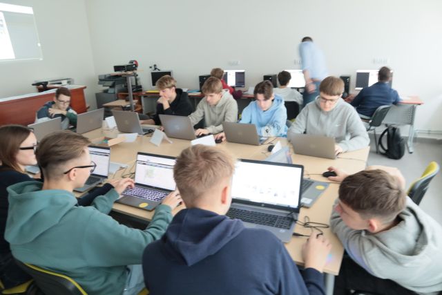 młodzież pracuje przy komputerach w sali komputerowej