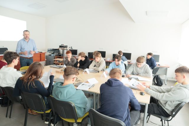młodzież czyta teksty z kartek