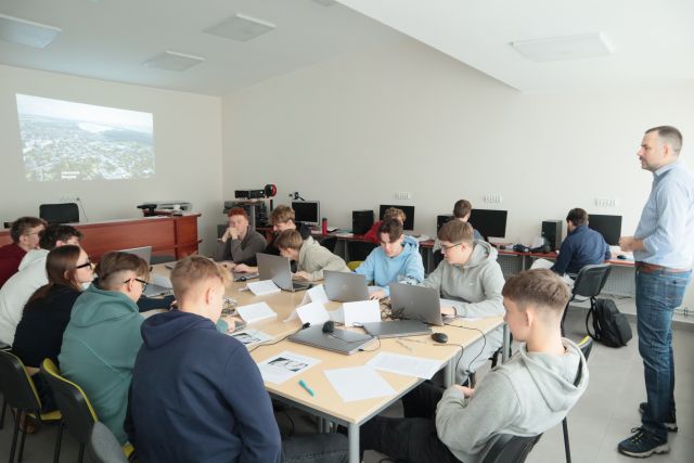 młodzież pracuje na komputerazch