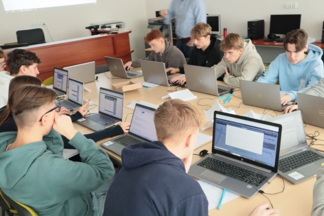 młodzież pracuje na komputerach