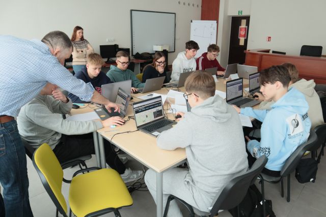 młodzież pracuje przy komputerach