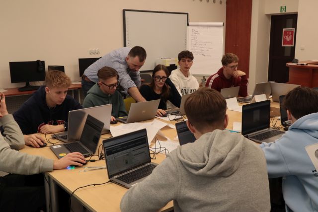 młodzież pracuje na laptopach