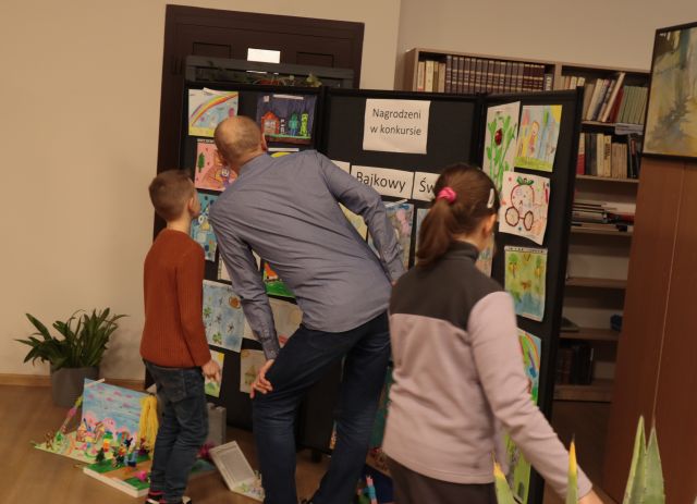 młodzież z nauczycielem oglądają wystawę nagrodzonych prac plastycznych