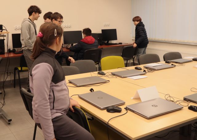 młodzież w sali komputerowej