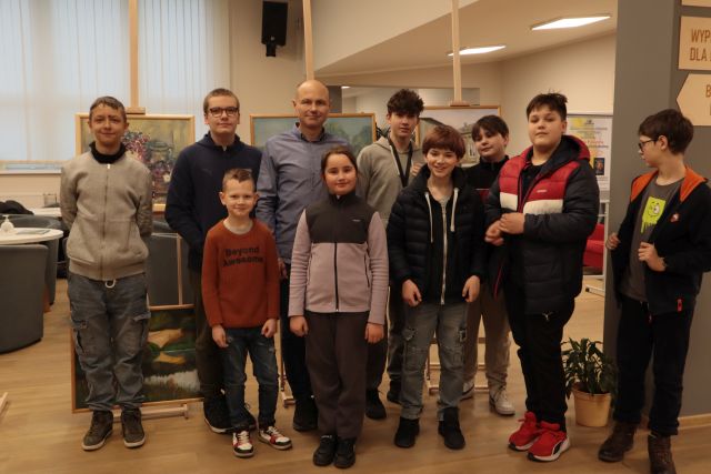 młodzież z nauczycielem pozują do zdjęcia