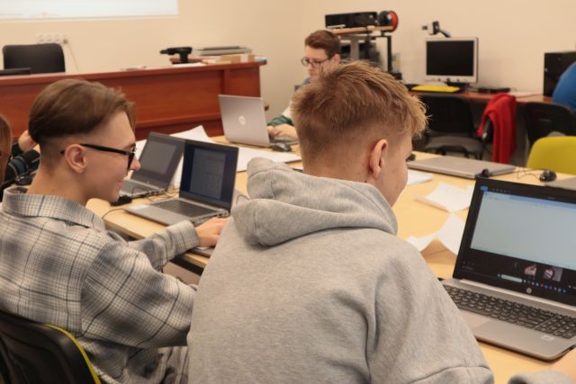 młodzież pracuje na laptopach