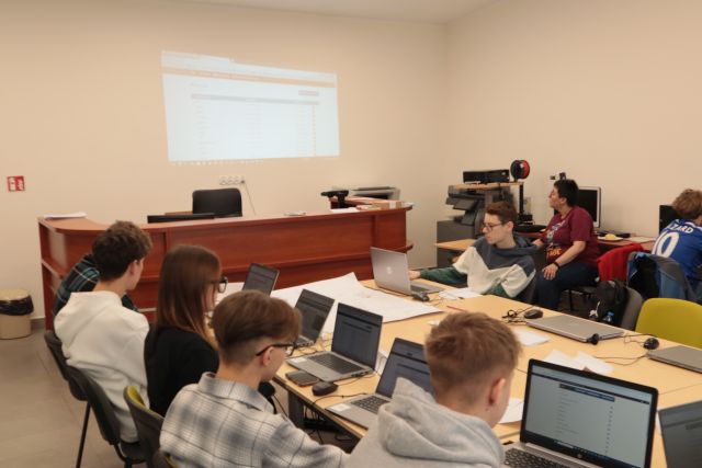 młodzież pracuje przy laptopach