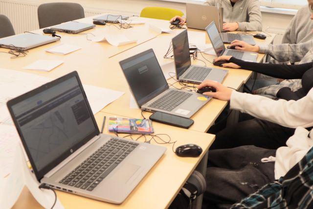 laptopy z wyświetlonymi zadaniami na ekranie