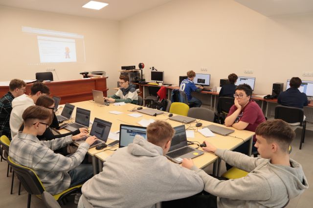 młodzież pracuje przy laptopach