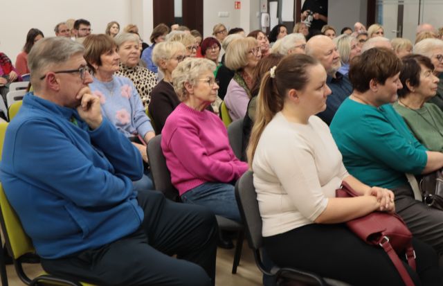 na zdjęciu uczestnicy spotkania siedzący na krzesłach