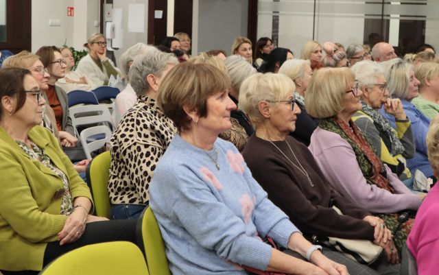 na zdjęciu uczestnicy spotkania siedzący na krzesłach