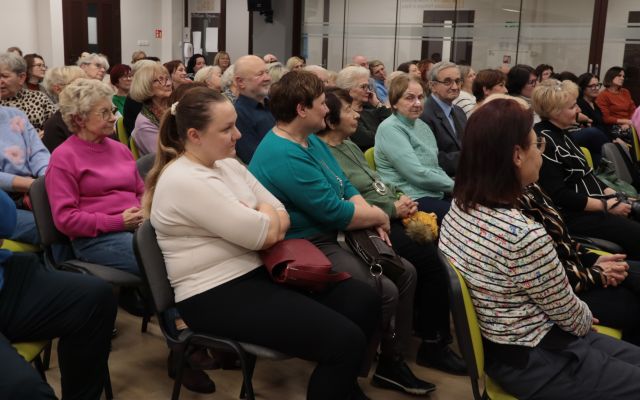 na zdjęciu uczestnicy spotkania siedzący na krzesłach