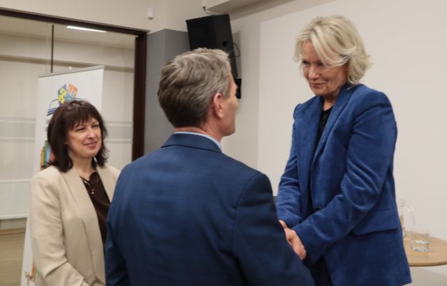 burmistrz rozmawia z Marią Pakulnis, obok stoi dyrektorka biblioteki