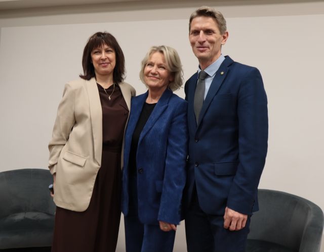 na zdjęciu dyrektorka biblioteki, Maria Pakulnis oraz burmistrz