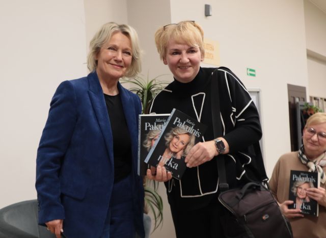 na zdjęciu aktorka i kobieta z dwoma książkami aktorki