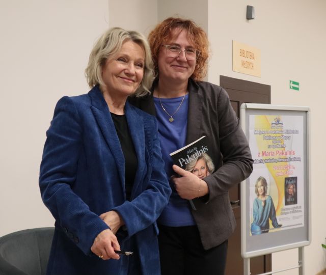 na zdjęciu aktorka i kobieta z książką