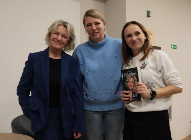 dwie kobiety z książką pozują do zdjęcia z Marią Pakulnis