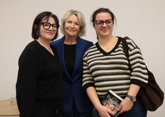 dwie kobiety pozują do zdjęcia z aktorką Marią Pakulnis