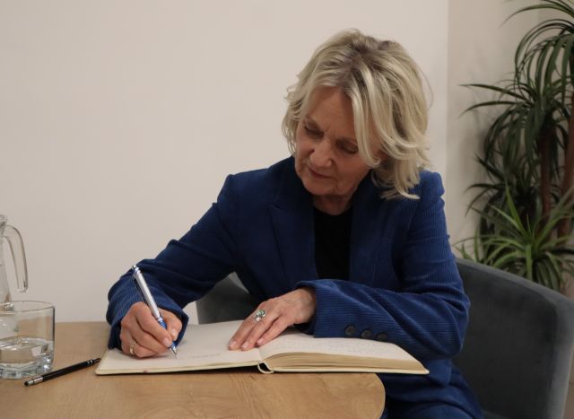 aktorka wpisuje się do kroniki biblioteki