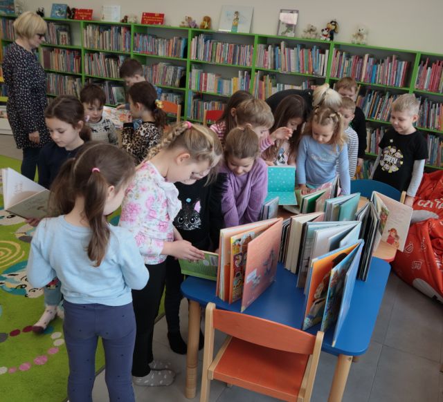 dzieci oglądają wystawkę z książkami