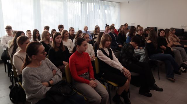 uczestnicy konkursu, nauczyciele i rodzice siedzą na krzesłąch