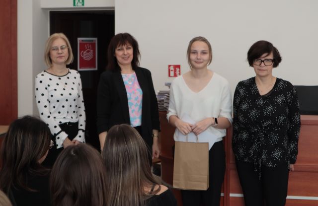 laureatka konkursu z dyplomem i nagrodą pozuje do zdjęcie z bibliotekarką, dyrektorką biblioteki i nauczycielką