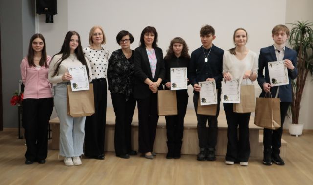 na zdjęcu laureaci konkursu, nauczycielka, bibliotekarka i dyrektorka biblioteki